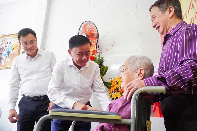 Đồng chí Thường trực Ban Bí thư Trần Cẩm Tú trân trọng trao Huy hiệu 80 năm tuổi Đảng tặng đồng chí Nguyễn Thị Khá ( sinh năm 1930) tại nhà riêng ở phường An Hải, thành phố Đà Nẵng; trao Huy hiệu 80 năm tuổi Đảng tặng các đồng chí: Bùi Thị Liễu (sinh năm 1926); Trần Thanh Dân (sinh năm 1927) tại Hội trường Thành ủy Đà Nẵng.