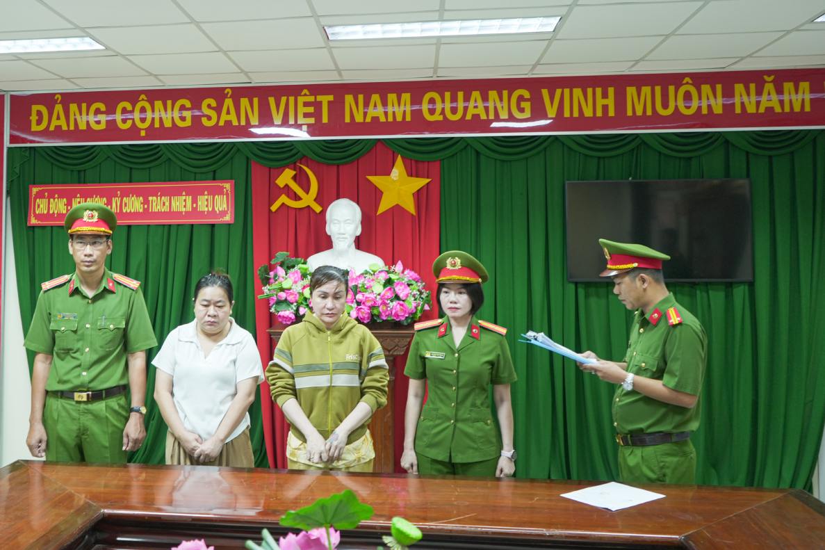 Cơ quan Cảnh sát điều tra tống đạt các Quyết định khởi tố vụ án hình sự, khởi tố bị can và thi hành các Lệnh bắt bị can để tạm giam đối với Nguyễn Thị Thu Đông (áo vàng) và Lầu Thị Giang (áo trắng). Ảnh: Công an Cần Thơ