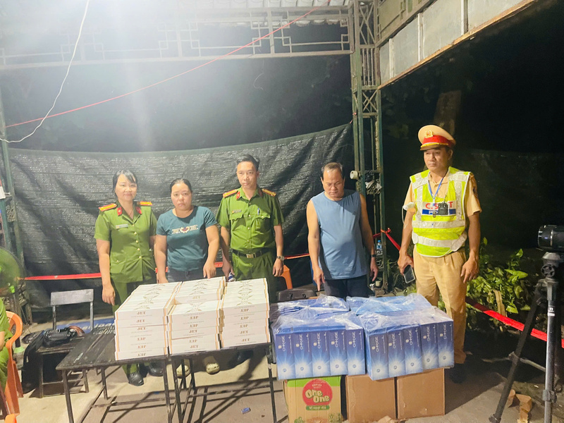 Hai đối tượng Đặng Hữu Tảo và Nguyễn Thị Phương bị cơ quan chức năng phát hiện khi đang vận chuyển hàng cấm. Ảnh: P. Bé