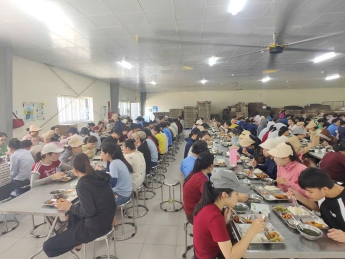 Công nhân Vinatex Hoàng Mai thêm gắn bó từ “Bữa cơm Công đoàn”
