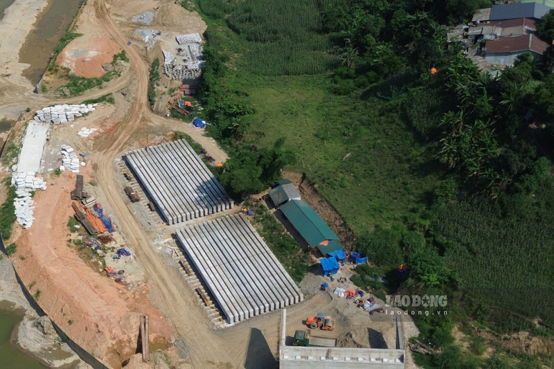 Các phiến dầm đã đúc xong, chờ thực hiện phần việc lao lắp. Ảnh: Đinh Đại