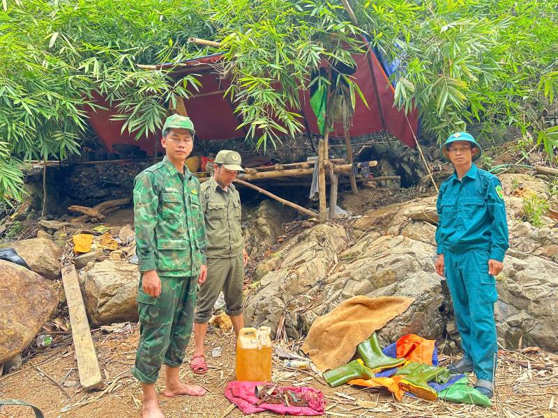 Phát hiện và tiến hành phá dỡ, tiêu hủy nhiều vật dụng, lều lán liên quan đến vàng tặc. Ảnh: Phóng viên