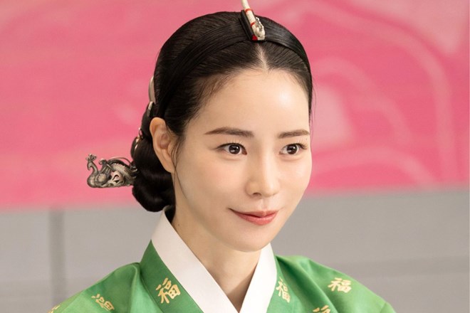 Cảnh Lim Ji Yeon phát hiện sai lệch lịch sử trong
