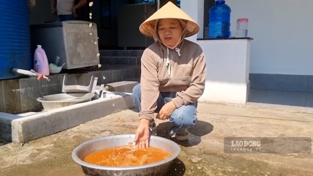 Nguồn nước tại khu tái định cư bị nhiễm phèn nặng. Ảnh: Hưng Thơ