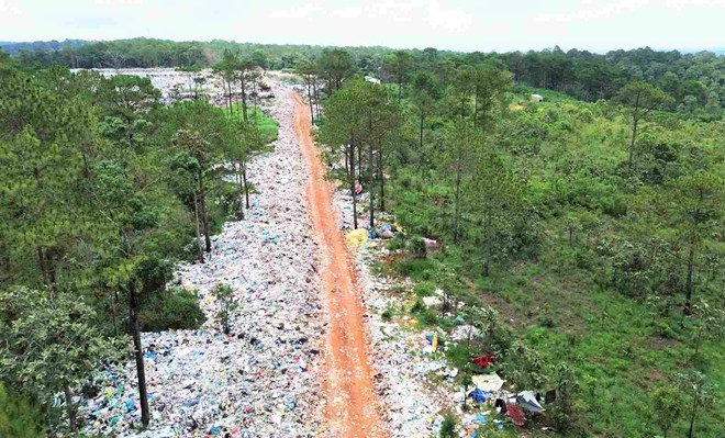 Bãi chôn lấp rác tại xã Bảo Lâm 4 từng ứ đọng hơn 7.000 tấn rác gây ô nhiễm môi trường nghiêm trọng. Ảnh: Phúc Khánh