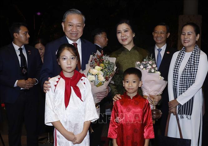 Cán bộ, nhân viên Đại sứ quán và cộng đồng người Việt Nam tại Singapore đón Tổng Bí thư, Chủ tịch nước Tô Lâm và Phu nhân. Ảnh: Thống Nhất/TTXVN