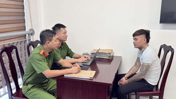 Bắt giữ đối tượng truy nã khi bị trục xuất từ Campuchia về Việt Nam. Ảnh: Công an Thanh Hóa