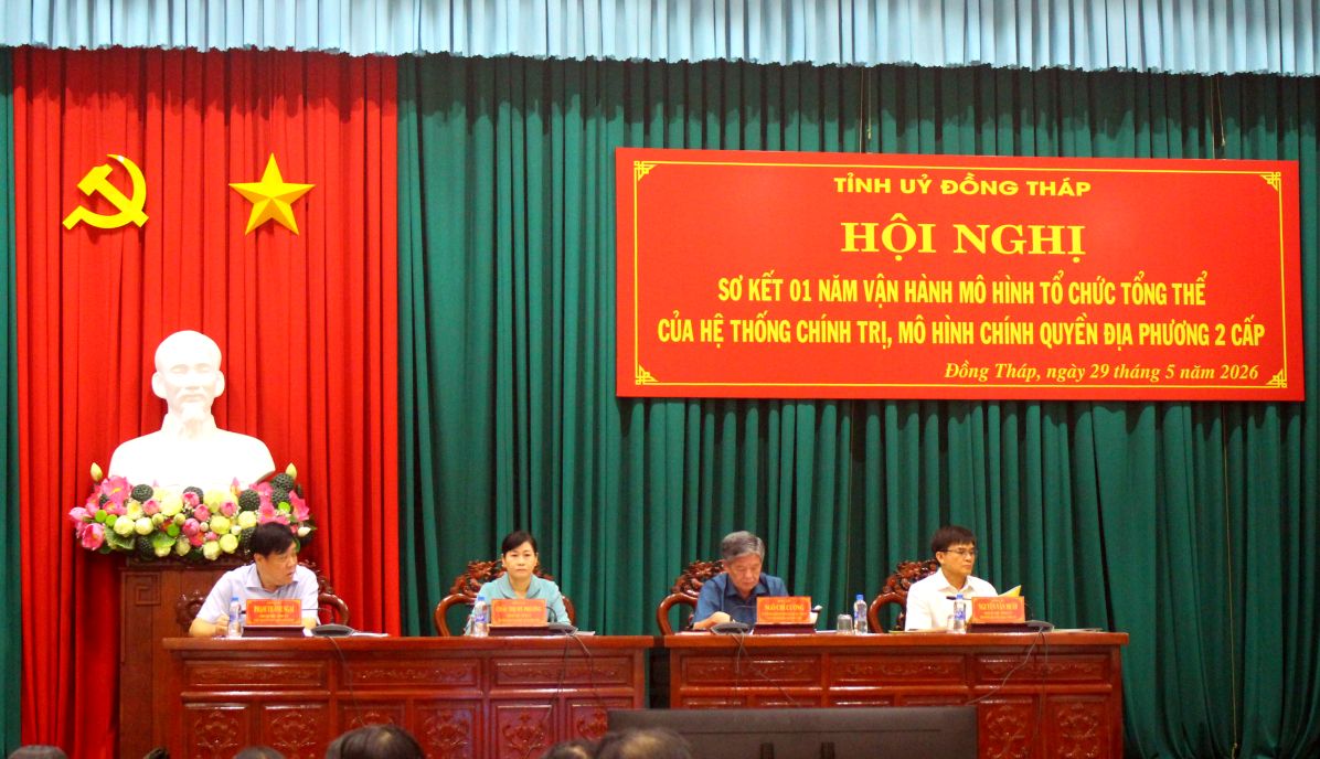 Ông Ngô Chí Cường - Bí thư Tỉnh ủy cùng Thường trực Tỉnh ủy Đồng Tháp điều hành Hội nghị Sơ kết 1 năm vận hành mô hình tổ chức tổng thể của hệ thống chính trị, mô hình chính quyền địa phương 2 cấp. Ảnh: Thanh Mai