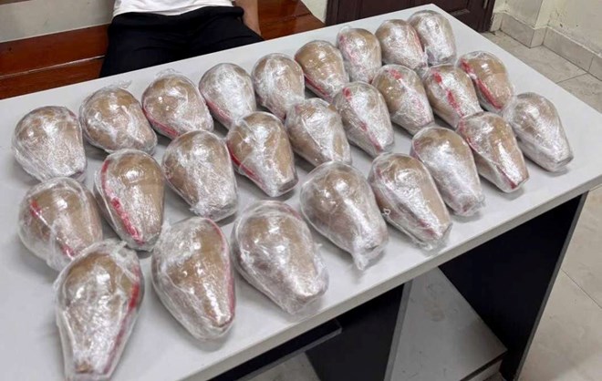 Bắt quả tang thanh niên mang gần 10kg pháo nổ đi bán ở Hưng Yên