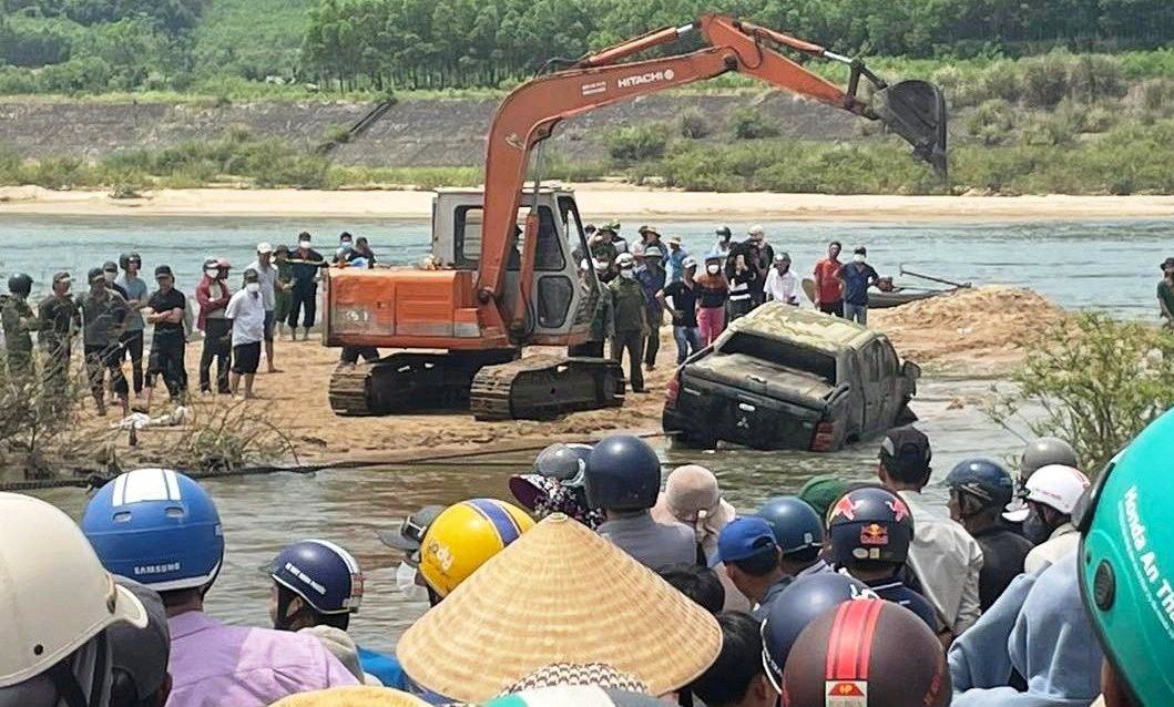 Vào mùa mưa lũ, cầu tràn Thạch Nham thường xuyên bị ngập. Bất chấp khuyến cáo không được lưu thông khi cầu ngập, nhiều người và phương tiện vẫn di chuyển qua cầu và bị nước lũ cuốn trôi, gây ra nhiều vụ tai nạn thương tâm. Ảnh: Đông Giang