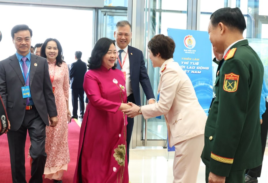 7h23, bà Bùi Thị Minh Hoài - Ủy viên Bộ Chính trị, Bí thư Trung ương Đảng, Chủ tịch Ủy ban Trung ương Mặt trận Tổ quốc Việt Nam tới dự Đại hội. Ảnh: Hải Nguyễn