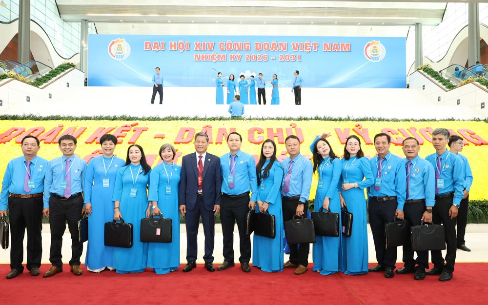 Các đại biểu chụp ảnh lưu niệm trước giờ khai mạc Đại hội. Ảnh: Hải Nguyễn
