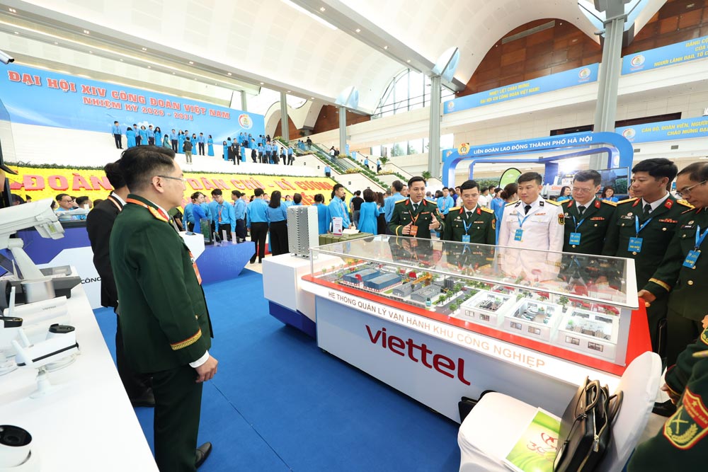 Các đại biểu tham quan gian hàng công nghệ của Tập đoàn Công nghiệp - Viễn thông Quân đội (Viettel). Ảnh: Hải Nguyễn