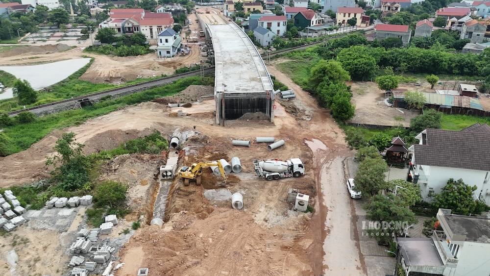 Cầu vượt đường sắt thuộc Dự án đường và cầu vượt đường sắt trung tâm TP Đồng Hới vẫn chưa thể thi công đường dẫn lên cầu do vướng mặt bằng. Ảnh: Nguyễn Luân