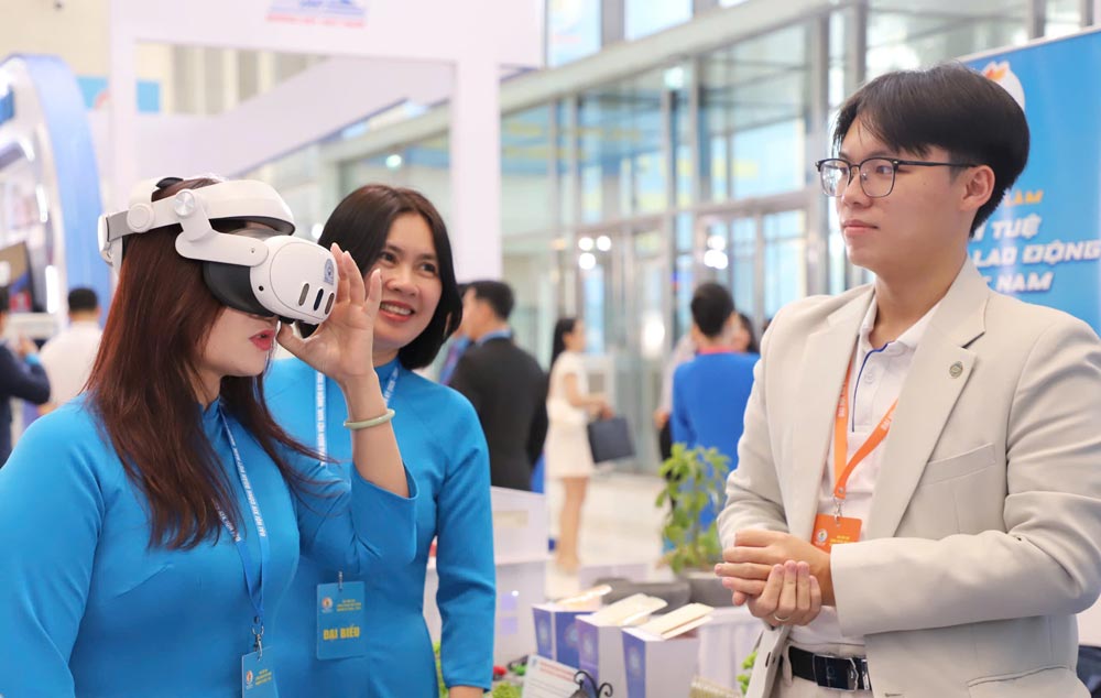 Đại biểu tham quan khu trải nghiệm không gian thực tế ảo tại gian trưng bày Công đoàn Giáo dục Việt Nam. Ảnh: Tô Thế