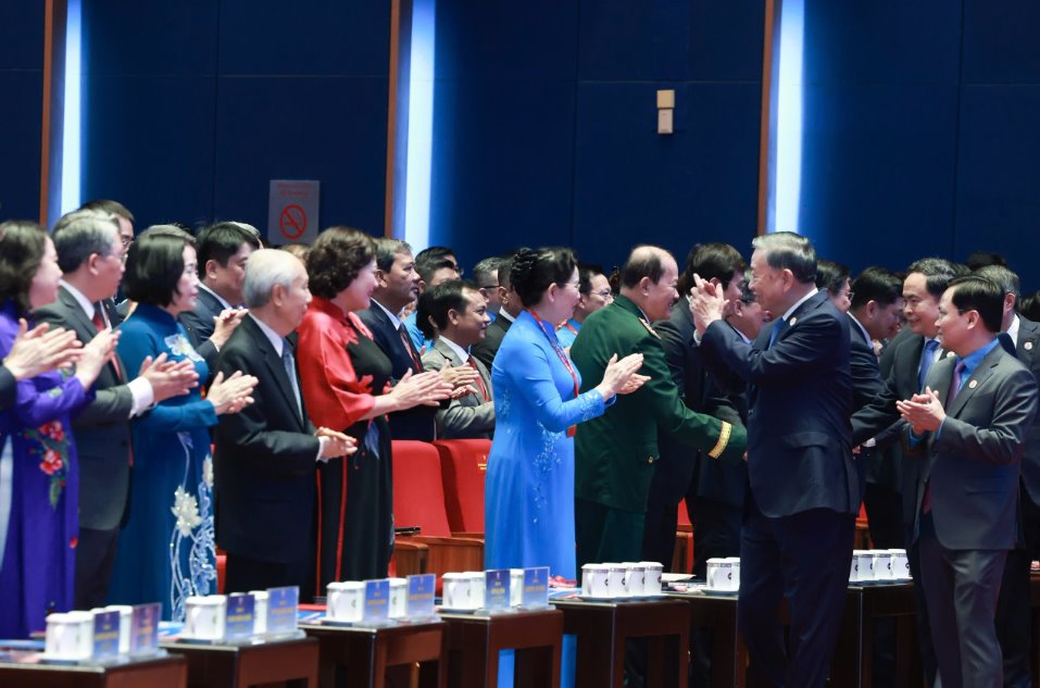 7h55: Tổng Bí thư, Chủ tịch nước Tô Lâm và lãnh đạo Đảng, Nhà nước và nguyên lãnh đạo Đảng, nhà nước tới dự Đại hội. Ảnh: Hải Nguyễn/Hữu Chánh