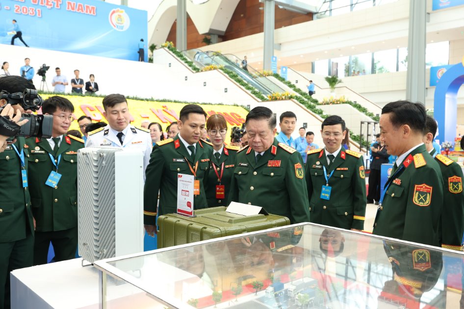 7h35: Đại tướng Nguyễn Trọng Nghĩa, Ủy viên Bộ Chính trị, Bí thư Trung ương Đảng, Ủy viên Thường vụ Quân ủy Trung ương, Chủ nhiệm Tổng cục Chính trị tham quan gian hàng công nghệ của Tập đoàn Công nghiệp - Viễn thông Quân đội (Viettel). Ảnh: Hải Nguyễn