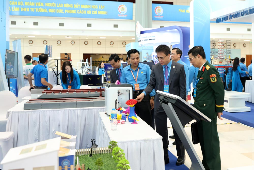 Các đại biểu đến tham dự lễ khai mạc Đại hội XIV Công đoàn Việt Nam nhiệm kỳ 2026 - 2031. Ảnh: Hải Nguyễn
