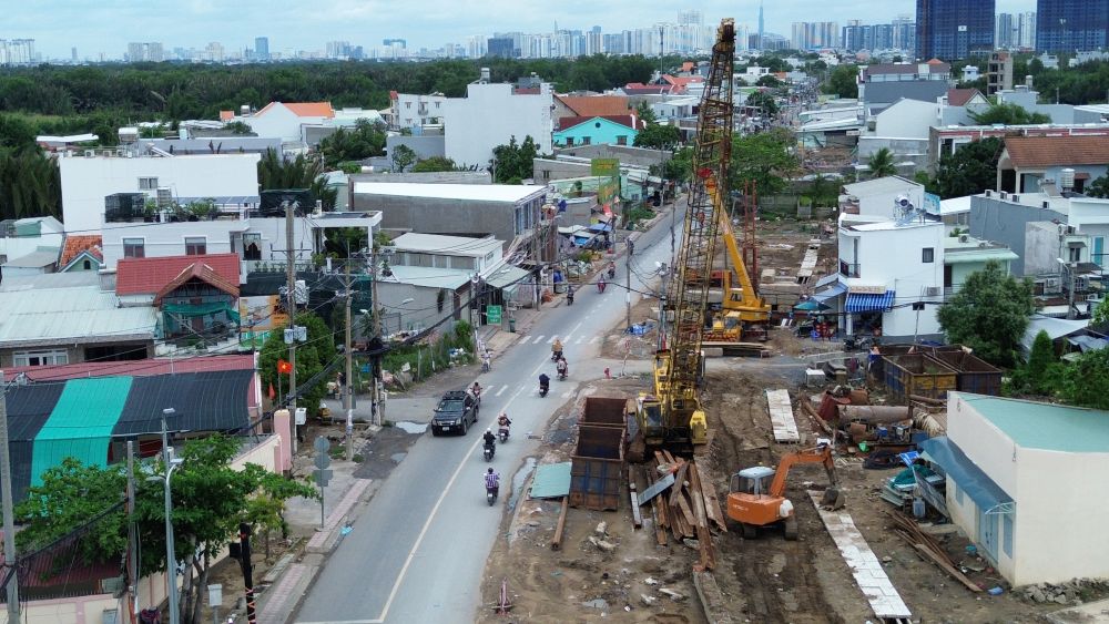 Giải phóng mặt bằng được triển khai để làm cầu Rạch Tôm. Ảnh: Anh Tú