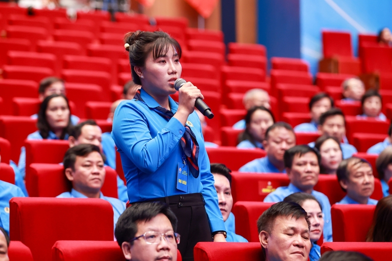 Đại biểu Nguyễn Thị Mai Chi, Chủ tịch Công đoàn cơ sở Công ty THHH, NewApparel Far Eastern, Liên đoàn Lao động tỉnh Đồng Nai, phát biểu về vấn đề tiền lương và phúc lợi tốt hơn để người lao động yên tâm cống hiến - Ảnh: VGP/Nhật Bắc