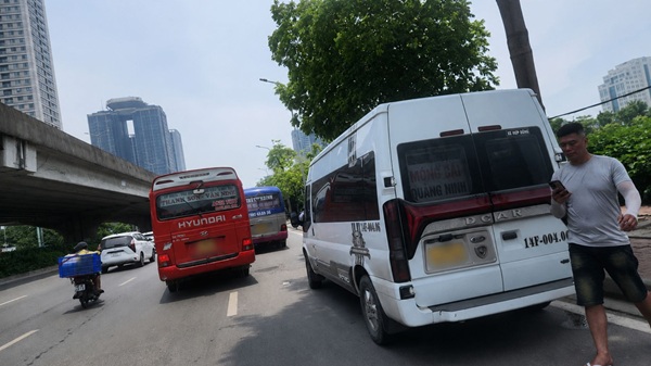 Xe đón khách và hàng hoá trên đường Phạm Hùng, Hà Nội. Ảnh: Minh Hạnh