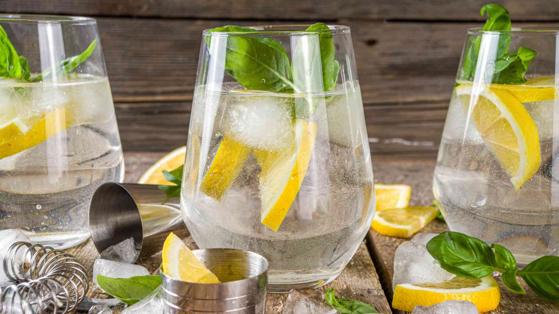 Uống nước chanh húng quế tươi giúp giảm áp lực chuyển hóa, nhưng không nên lạm dụng đường nếu muốn bảo vệ sức khỏe và thải độc gan hiệu quả. Ảnh: Canva