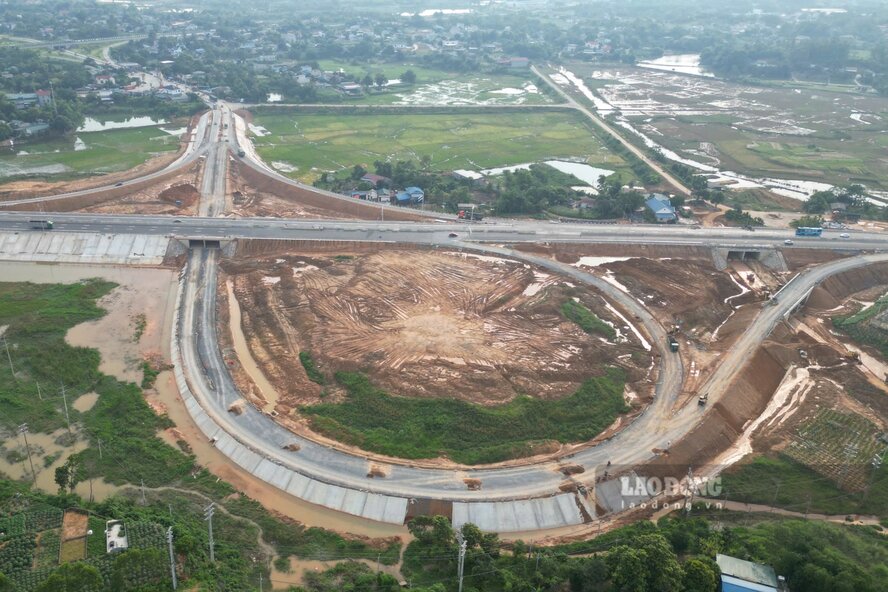 Tuyến đường nối 2 cao tốc ở Phú Thọ đang trong giai đoạn hoàn thiện. Ảnh: Tô Công