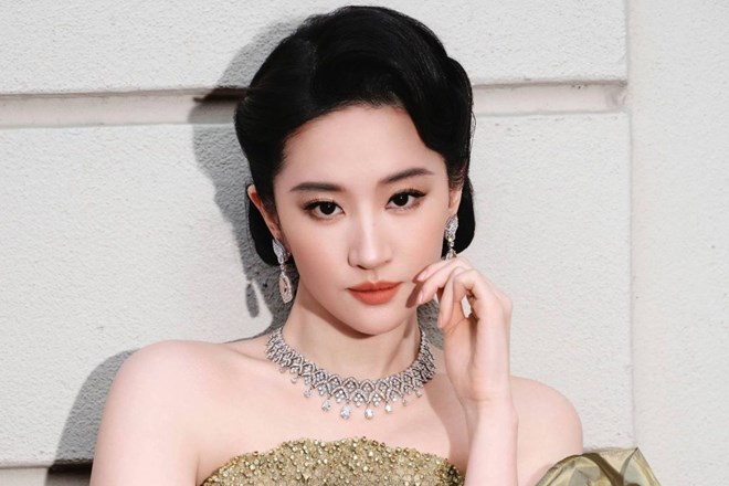 Lưu Diệc Phi khóc khi gặp lại thầy cô, bạn đại học sau 20 năm tốt nghiệp