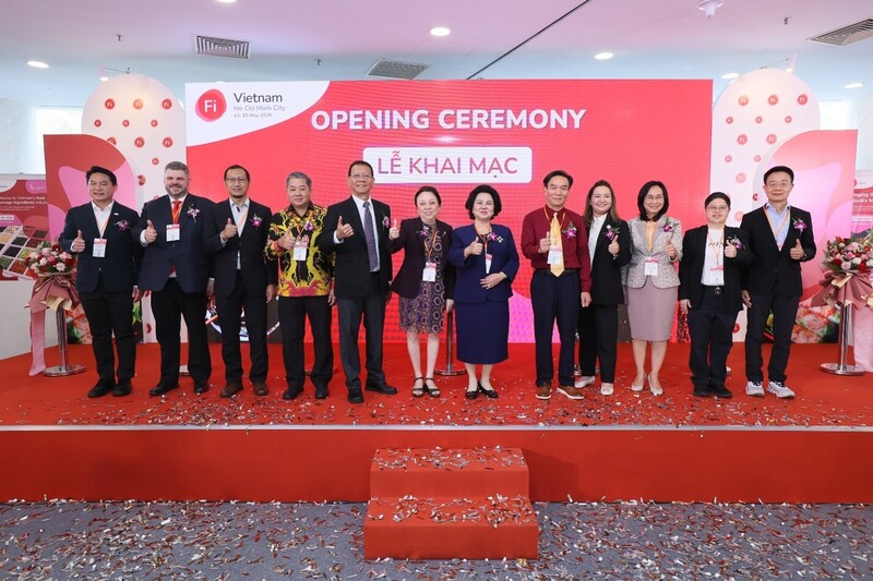 Đại biểu, khách mời và đại diện doanh nghiệp thực hiện nghi thức khai mạc Triển lãm Fi Vietnam 2026 tại TP. Hồ Chí Minh.