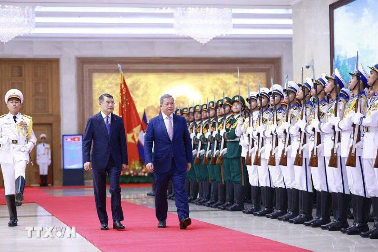 Thủ tướng Chính phủ Lê Minh Hưng và Thủ tướng Campuchia Hun Manet duyệt Đội danh dự Quân đội nhân dân Việt Nam. Ảnh: TTXVN