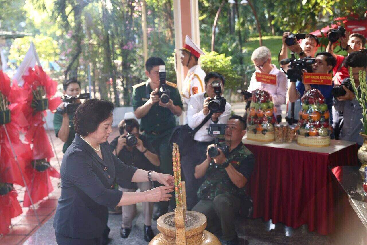 Phó thủ tướng Phạm Thị Thanh Trà dâng hoa tưởng niệm anh hùng liệt sĩ tại công viên Lê Thị Riêng - Ảnh: Anh Tú