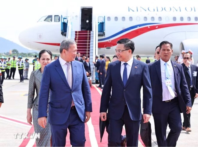 Thủ tướng Campuchia bắt đầu chuyến thăm Việt Nam và tham dự Diễn đàn Tương lai ASEAN