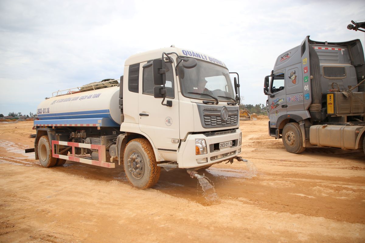 Xe tưới nước dọc các tuyến đường nội bộ giúp hạn chế bụi phát tán. Ảnh: Hưng Thơ