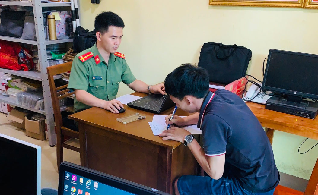 Nhiều trường hợp chia sẻ, bình luận thông tin sai sự thật trên mạng xã hội bị xử phạt. Ảnh: CA Lào Cai