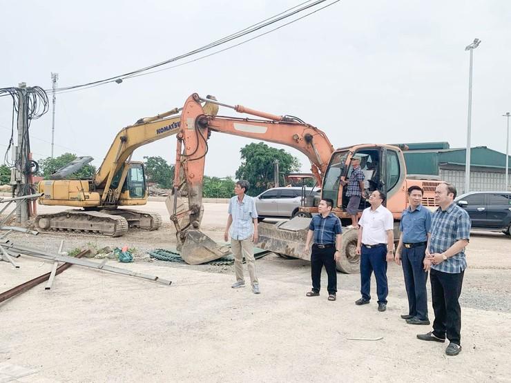 Lãnh đạo xã Chuyên Mỹ kiểm tra công tác di chuyển tháo dỡ công trình, tài sản bàn giao mặt bằng phục vụ thi công Dự án: Đường trục phía Nam tỉnh Hà Tây. Ảnh: Thúy Hà