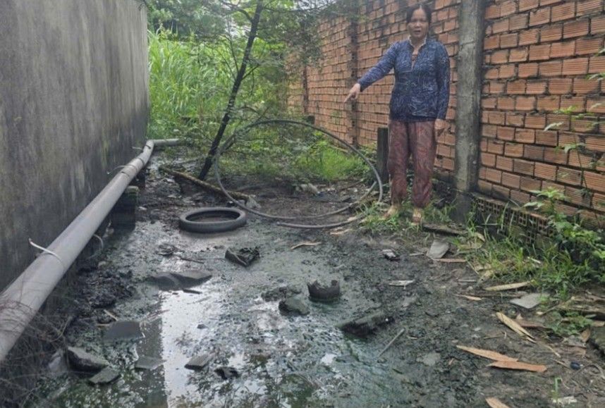 Nước rỉ rác chảy ra ngoài gây mùi hôi. Ảnh: Bạn đọc cung cấp
