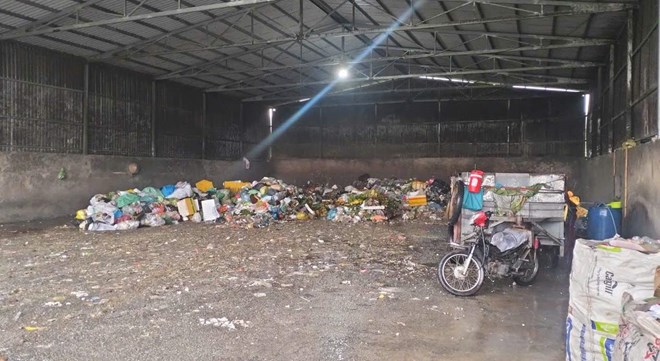 Điểm tập kết rác gây mùi hôi bị người dân ở TPHCM phản ứng