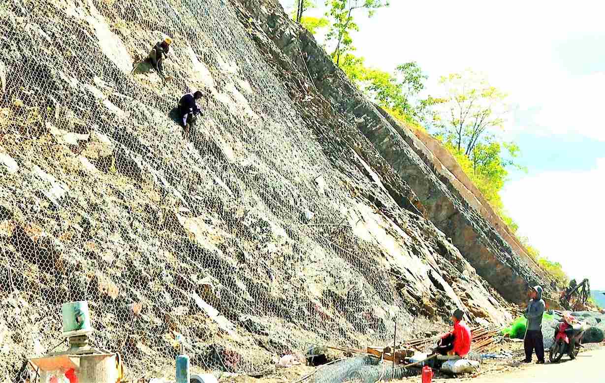 Đơn vị thi công G=gia cố mái taluy chống đá rơi, đá lở bằng phương pháp neo thép kết hợp lưới thép để chống sạt lở. Ảnh: Hải Đường