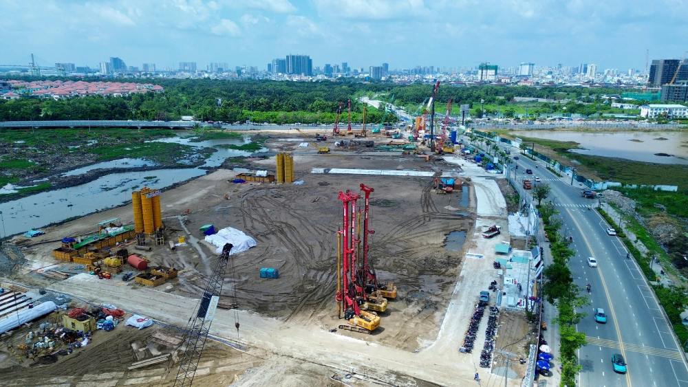 Hàng loạt thiết bị cơ giới cỡ lớn được huy động thi công phần nền móng tại dự án trung tâm hành chính TPHCM. Ảnh: Anh Tú