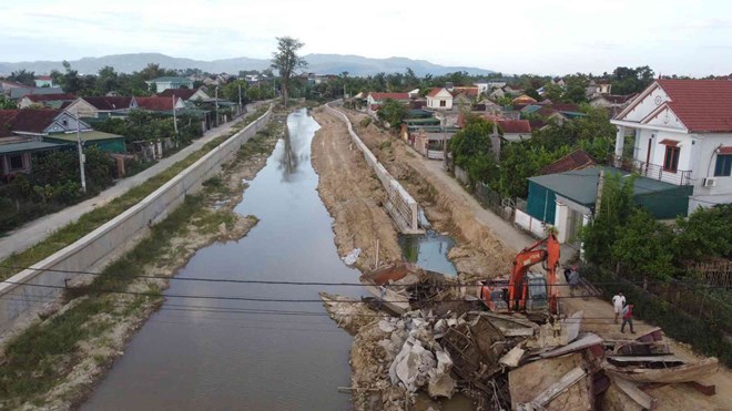 Hàng chục hộ dân ở Hà Tĩnh khốn khổ vì dự án tiêu thoát lũ 120 tỉ đồng thi công chậm trễ