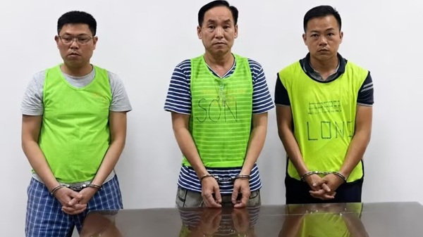 Các đối tượng: Nguyễn Khắc Sơn (trái), Đỗ Duy Cao (giữa), Nguyễn Hữu Cường (phải). Ảnh: CAHN