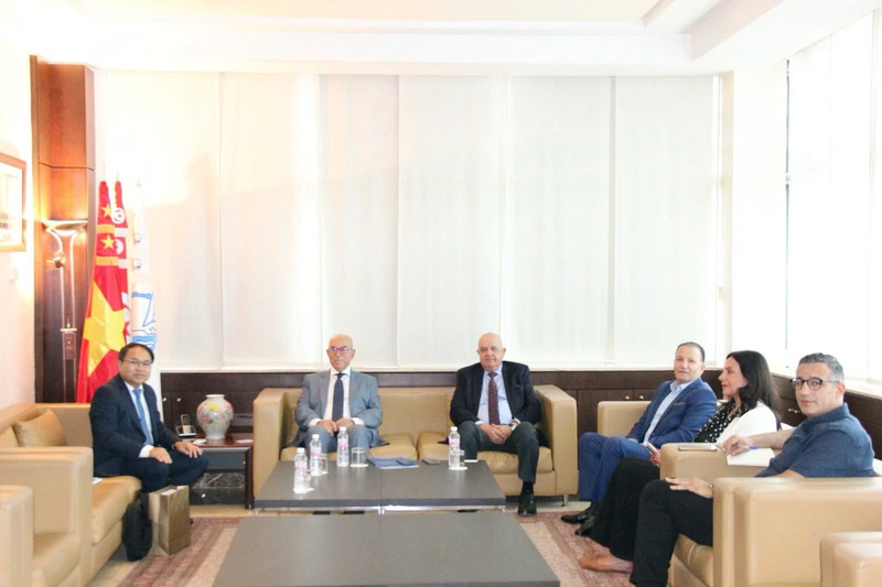 Phó Chủ tịch Liên đoàn Thương mại, Công nghiệp và Thủ công Tunisia, ông Mohamed Koolie tiếp Tham tán Thương mại Hoàng Đức Nhuận.