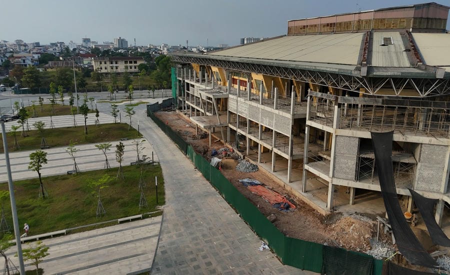 Dự án Quảng trường Văn hóa Thể thao Thừa Thiên Huế với tổng vốn đầu tư 196 tỉ đồng chậm tiến độ. Ảnh: Nguyễn Luân