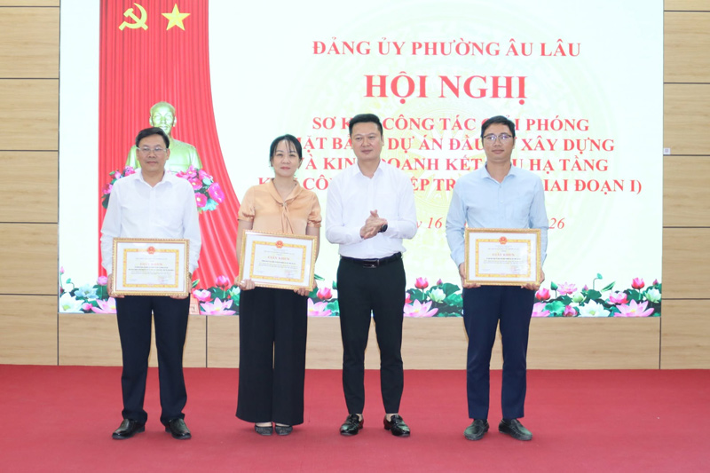 Khen thưởng các tập thể và cá nhân có thành tích xuất sắc trong công tác giải phóng mặt bằng Dự án Khu công nghiệp Trấn Yên giai đoạn I. Ảnh: Thanh Nghị