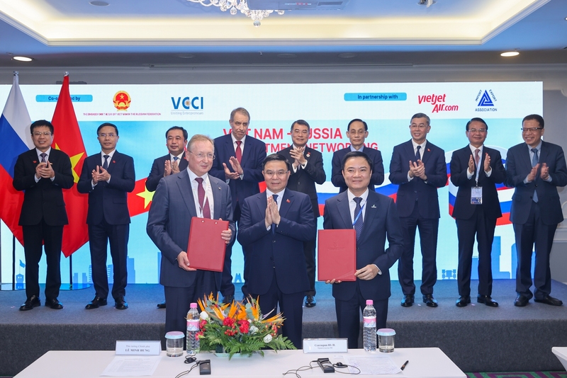 Thủ tướng Lê Minh Hưng chứng kiến trao Giấy chứng nhận đầu tư của PSC Lô 01/17&02/17, thềm lục địa Việt Nam giữa PetroVietnam và Tập đoàn Zarubezhneft - Ảnh: VGP/Nhật Bắc