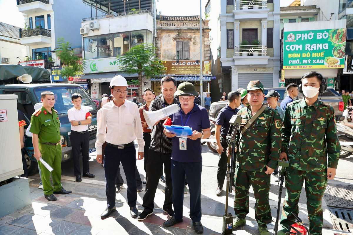 Đại diện phường Gia Viên đọc quyết định cưỡng chế. Ảnh: Cổng TTĐT Hải Phòng