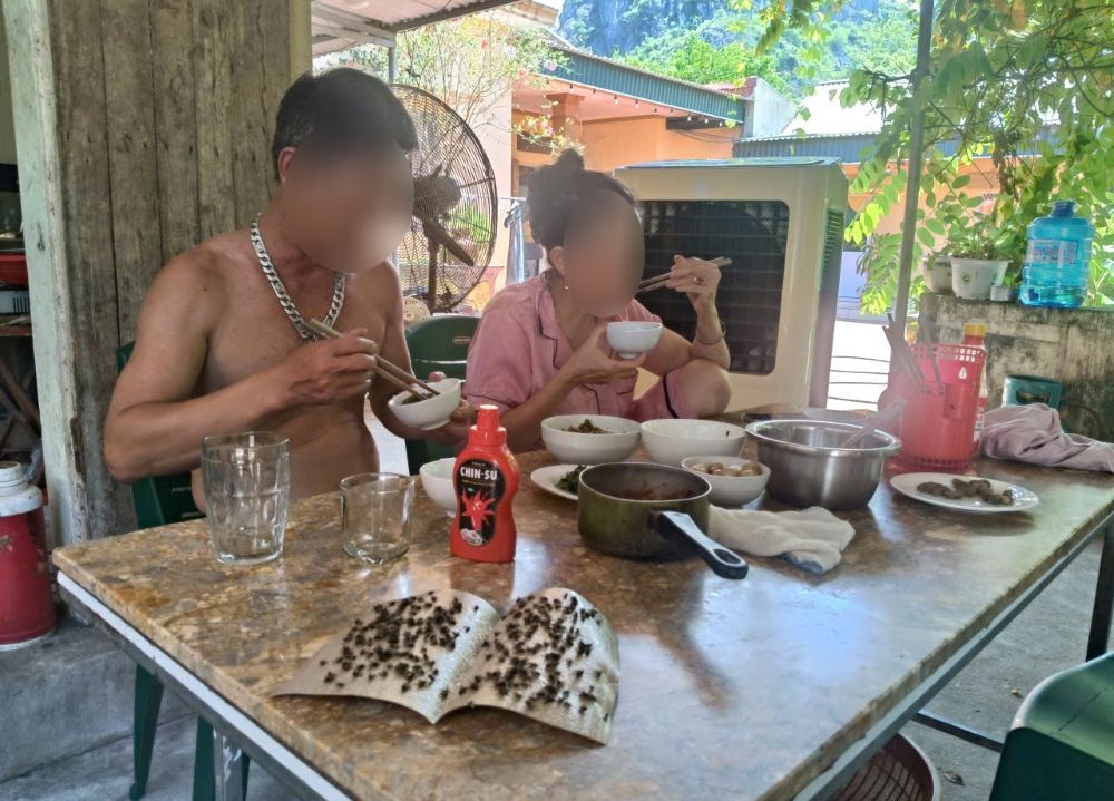 Bữa cơm của người dân thôn Hạnh Phúc Đoàn, có thêm vỉ ruồi trên bàn. Ảnh: Quách Du (chụp trưa ngày 25.6)