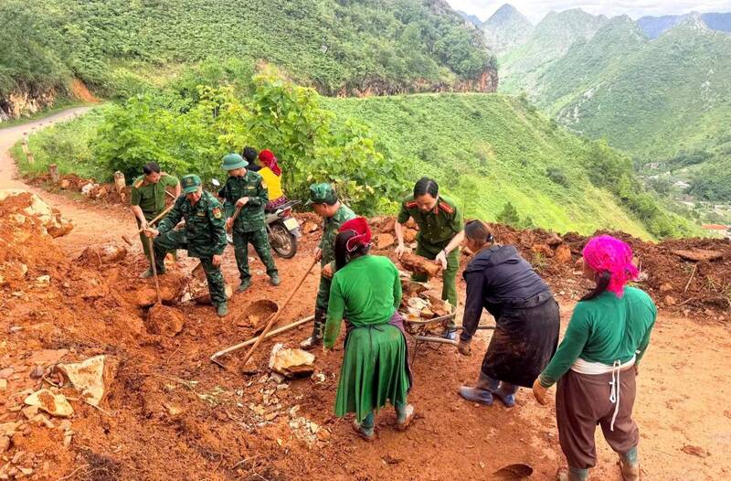 Công an xã Sà Phìn đã phối hợp với Bộ đội Biên phòng cùng người dân dọn dẹp khu vực sạt lở. Ảnh: UBND xã Sà Phìn