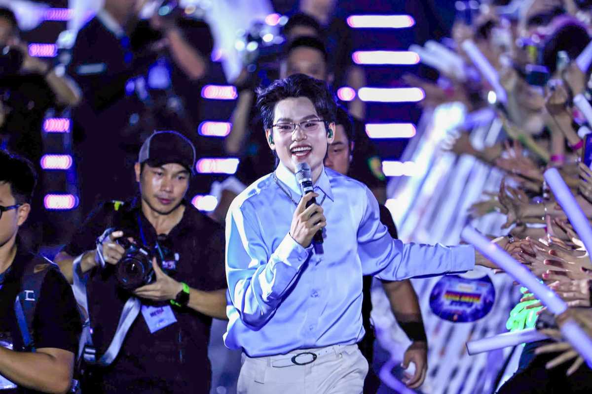 Buitruonglinh cố gắng hoàn thành phần trình diễn dù âm thanh không như mong đợi. Ảnh: Ban Tổ chức