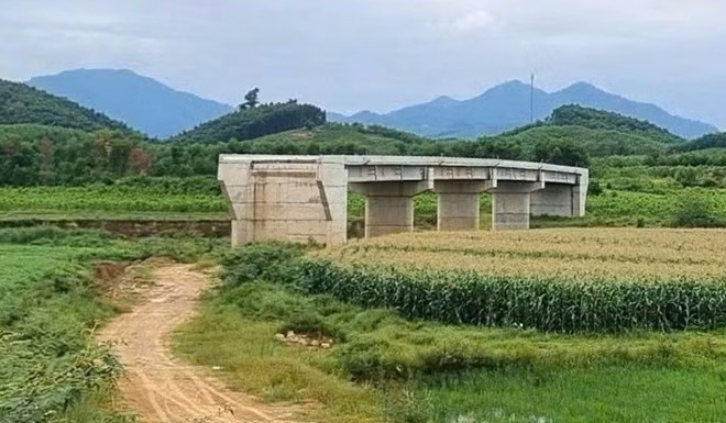 Vướng mặt bằng, cầu gần 80 tỉ đồng ở Nghệ An xây xong không thể sử dụng